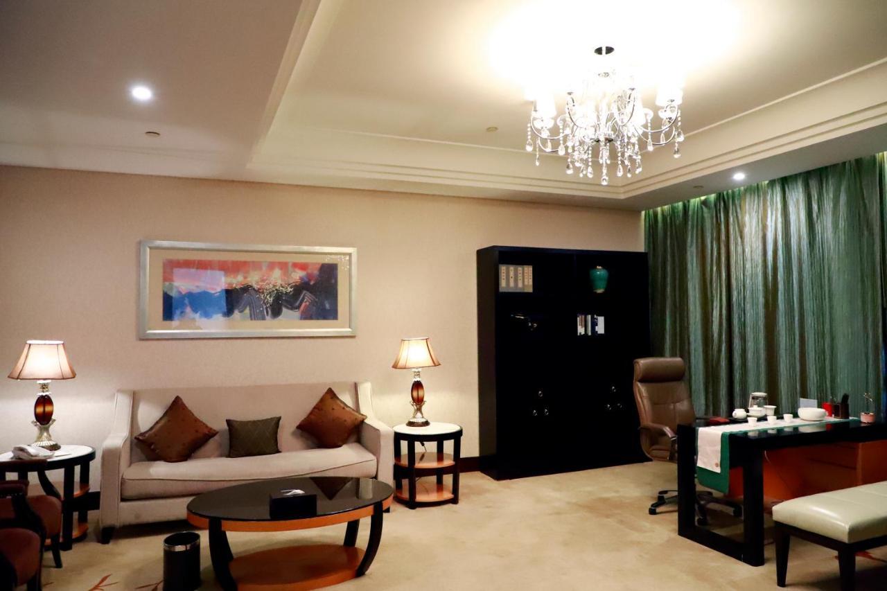 Hotel Wyndham Xinyang Downtown Extérieur photo